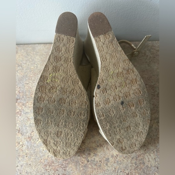 Lilly Pulitzer Elegant Beige and Gold Wedge Sandals size 6 - Picture 10 of 13